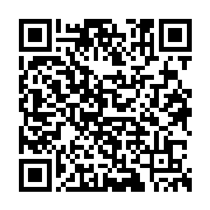 对上不远处那双漆黑如墨深邃如浩瀚星空的冷眸二维码生成