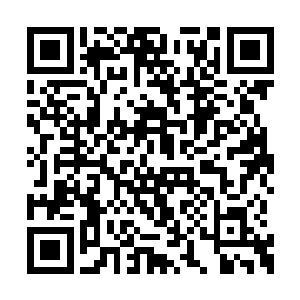 对于这两个突然这般热情洋溢的拥抱在一起的人二维码生成