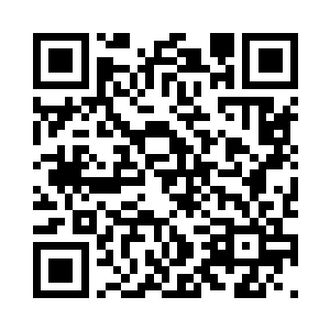 对坐在主位上拿着红酒点着雪茄的张东城说道二维码生成