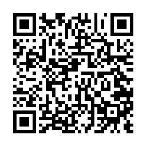 对着听到动静举着枪过来的抢劫犯的同伴就是一枪二维码生成