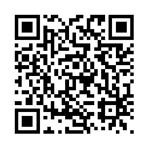 对站在不远处的一个青年勾了勾手指二维码生成