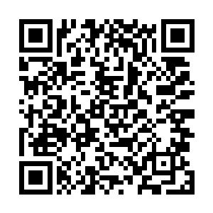 对远远的那少数几名一直盯着他等待手势的女兵示意平静二维码生成