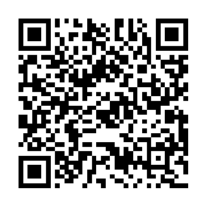 对面一栋二层楼上的两个武装人员已经占据了有利地形二维码生成
