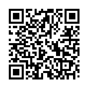 对面穿着浅蓝色暗银十字纹软缎袍子的男人二维码生成