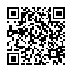 封不觉一手推着已经撤空了的手推车二维码生成