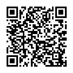 封不觉终于将stan的父母和姐姐带到了购物中心门前的停车场二维码生成