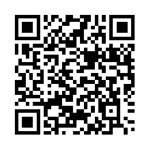 将一张大钞塞在男孩子衬衣口袋里二维码生成