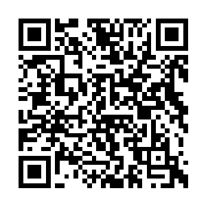 将一沓凌桦员工个人的档案放在了他的办工桌上二维码生成