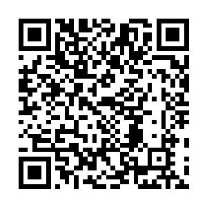 将准备好的汽油桶一个个的砸向远处的山口科技大厦墙体二维码生成