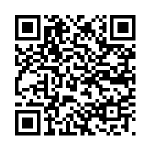 将双手中的泥土洒在了小红的身体上二维码生成