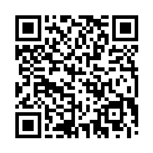 将地上一株开着红色花朵的植物连根拔了起来二维码生成