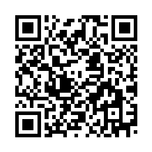 将杀手持枪的右手抓在手中的同时二维码生成