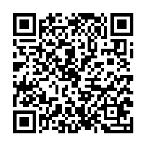 将炼丹炉中的丹药倒入一个早已经准备好的玉瓶当中二维码生成