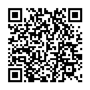 将自己的双唇深深的印在李若萍的娇艳红唇之上二维码生成