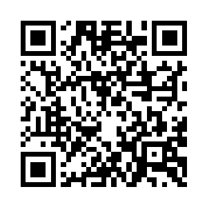 将衣服晾在山洞里火堆旁边的一根树枝上二维码生成