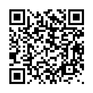 将装满白石的袋子递给苏落让她保管二维码生成