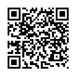 将貂肉放在火堆上的架子上翻烤着二维码生成