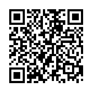 将身上这件明显宽松的男式衬衣穿上二维码生成