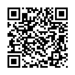 将近武装皮卡在瞬间翻到在路面上二维码生成