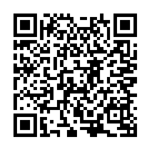 将还没来得及反应过来的白冰和江雪都给推了出去二维码生成