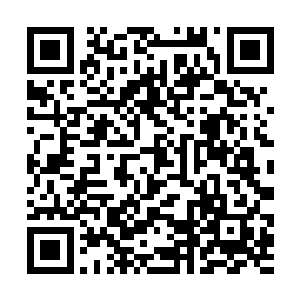 将里面一缕细细的淡淡银色的液体缓缓的倒入水池里二维码生成