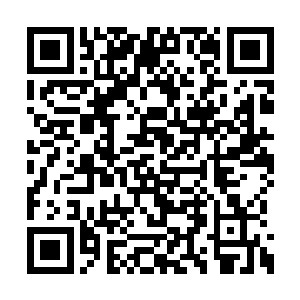 将黄俊和那名已经死亡的警察全部抬上一辆警车二维码生成