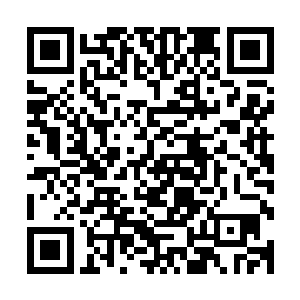 小伙子身后站着位像是不敢露面出来见人的花棉袄大辫子姑娘二维码生成