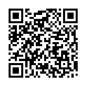 小倩和小月两人抱着古琴从山洞内走出二维码生成