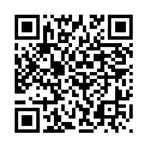 小初一落落大方地把花放在墓碑前二维码生成