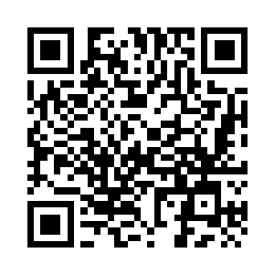 小加藤君离开座位走到我身边立定二维码生成