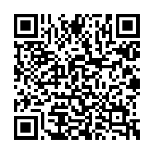 小可笑着直接挤到到我和表叔中间的位置上坐下二维码生成