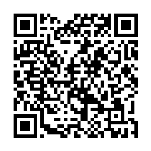 小哥利用改装车的空闲时间去街里淘了一张高比例的地图二维码生成