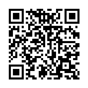 小大人一样抱着一条ak步枪聚精会神的蹲着二维码生成