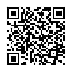 小妹妹抬起两只小手比划出一个长度二维码生成