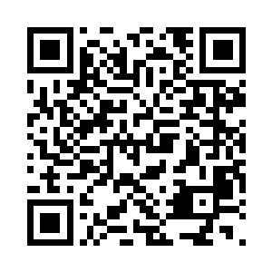 小姑娘柔弱无骨的冰滑小脚儿在桌子下面二维码生成