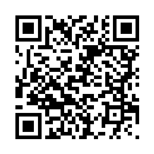 小姑娘立刻冲过来笑着挽着他的手道二维码生成