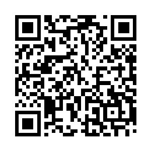 小孩子和老人们坐在兽皮垫子上开始挑拣二维码生成