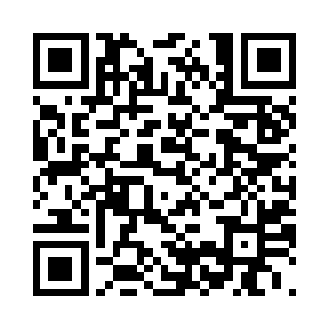 小家伙被他父亲弄得发出咯咯的笑声二维码生成