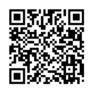 小心翼翼地将那捏碎了的花瓣放到了那坑中去二维码生成