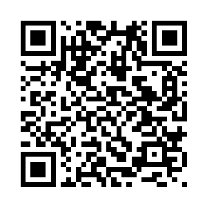 小心翼翼的穿过危险无比的陨石带二维码生成