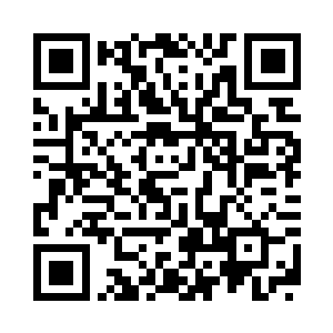 小手拨弄着小兔子那毛茸茸的小耳朵二维码生成