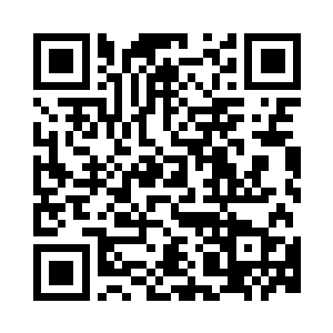 小熊被一个侍卫在怀里在水里飘着二维码生成