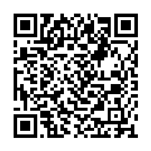 小牛皮靴重重的踩在顾宪成和朋友所坐的桌面上二维码生成