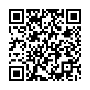 小男孩的眼睛在黑夜里变成了血红色二维码生成