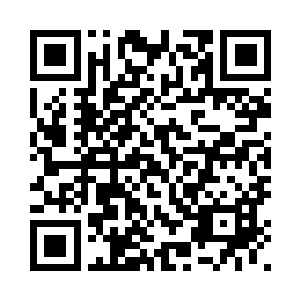 小白拉着赵轻落坐在丁小小的身边二维码生成