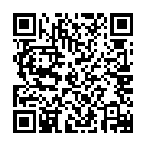 小赵马上从一个公文包里取出一张通体红色的名片交给了赵长枪二维码生成