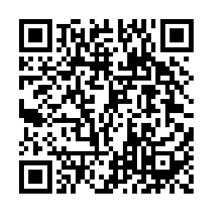 少女细腻弹性的肌肤隔着棉衫随着大手轻按凹陷二维码生成