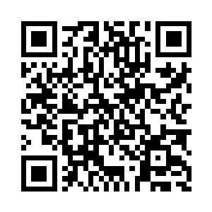 少妇左手右手分别牵着一个粉雕玉琢的小男孩二维码生成