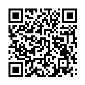 少年以疲惫至极的姿态趴伏在一名妇人的膝上二维码生成