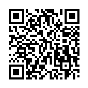 少年们争先恐后的朝桌上的美食伸出手去二维码生成